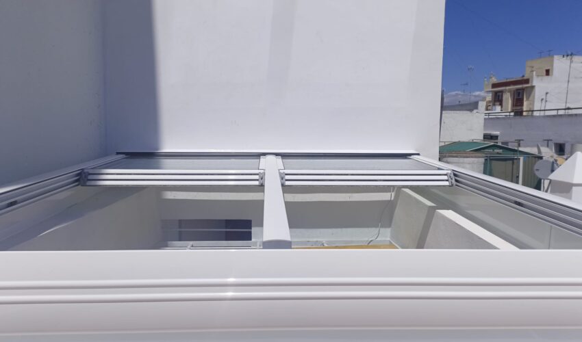 Techo motorizado a medida en Cádiz. San Fernando. Aricruz Aluminio. El Puerto de Santa María.
