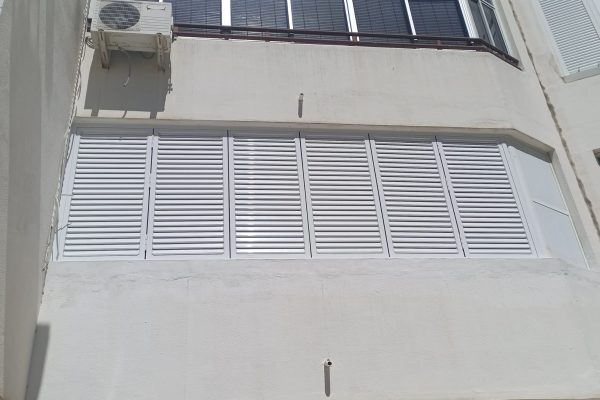 Panel de lamas en aluminio en El Puerto de Santa María.