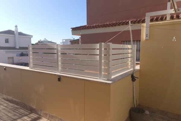 Separador de terraza en aluminio. Trabajos en aluminio en El Puerto de Santa María.