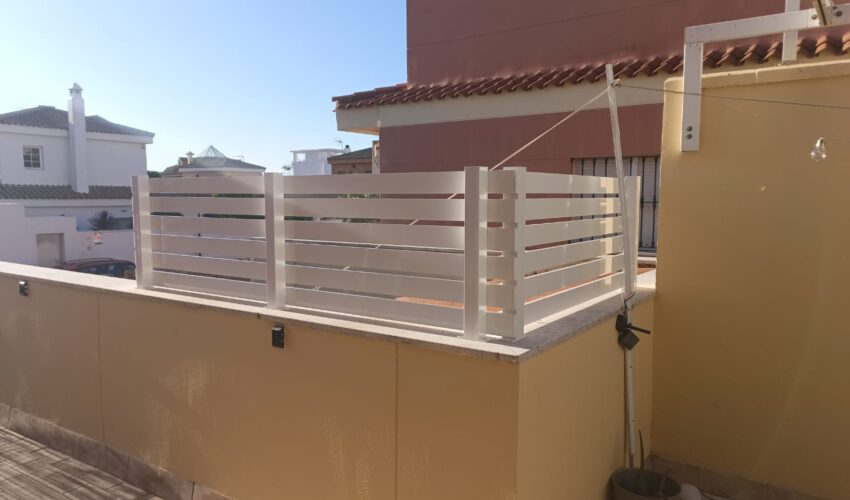 Separador de terraza en aluminio. Trabajos en aluminio en El Puerto de Santa María. Separar espacios exteriores