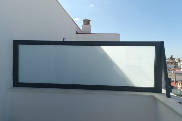 Separador de terraza en aluminio y vidrio. Resultado moderno de la mano de Aricruz Aluminio.