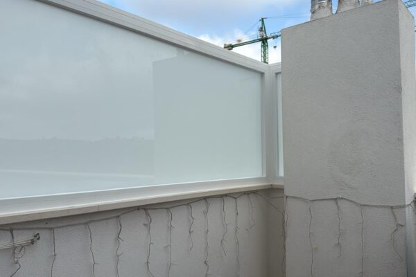 División en aluminio y vidrio en una terraza. Aluminios en Cádiz.