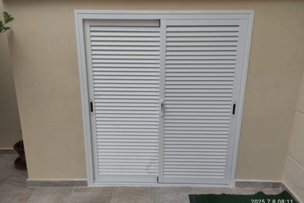 Mueble de aluminio para exterior con ventilación. A medida por Aricruz.