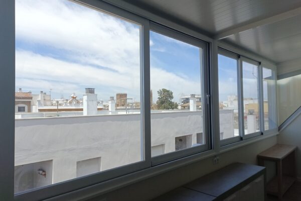 Ventanas de aluminio en cerramiento de panel sandwich. Carpintería metálica en Cádiz.