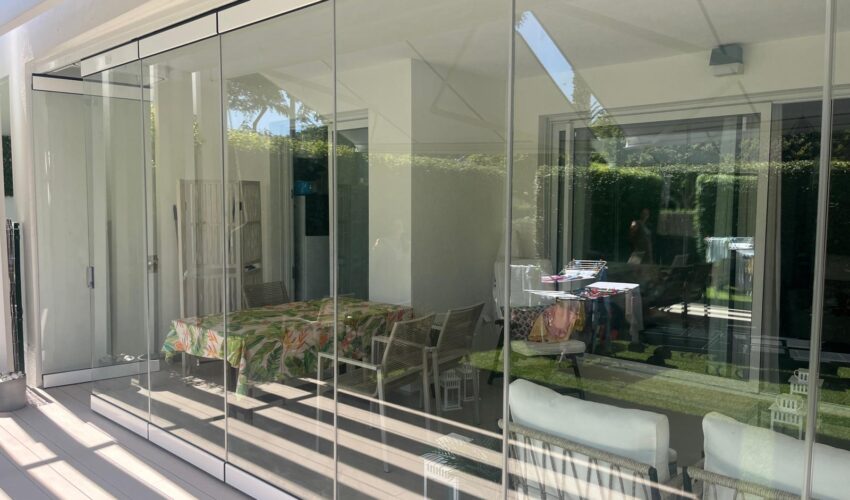 Instalación de Cortina de Cristal en Chipiona. Aricruz Aluminio.