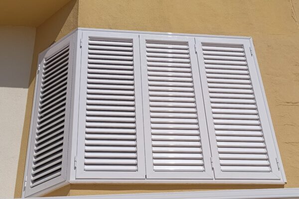 Mallorquinas de aluminio en Color blanco. Vivienda en Cádiz