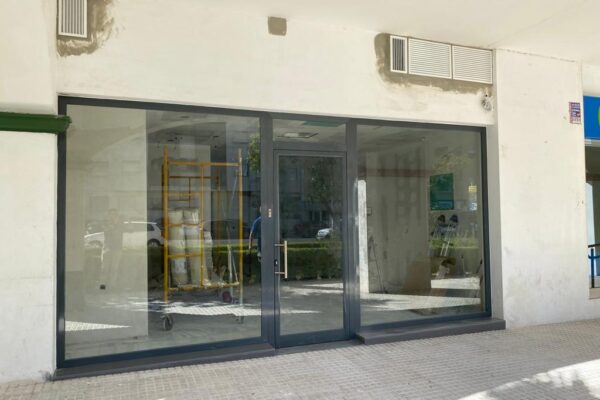 Trabajo de puertas de aluminio Cortizo en El Puerto de Santa María. Aricruz Aluminio.