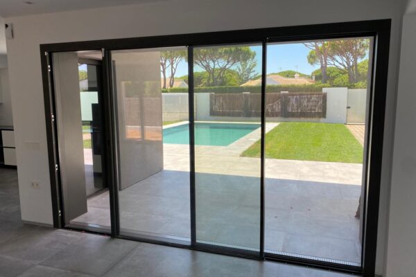 Puerta corredera marca Cortizo. Proyecto de Aricruz Aluminio.