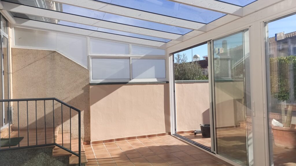 Techo motorizado y carpintería de aluminio en jerez de la frontera.