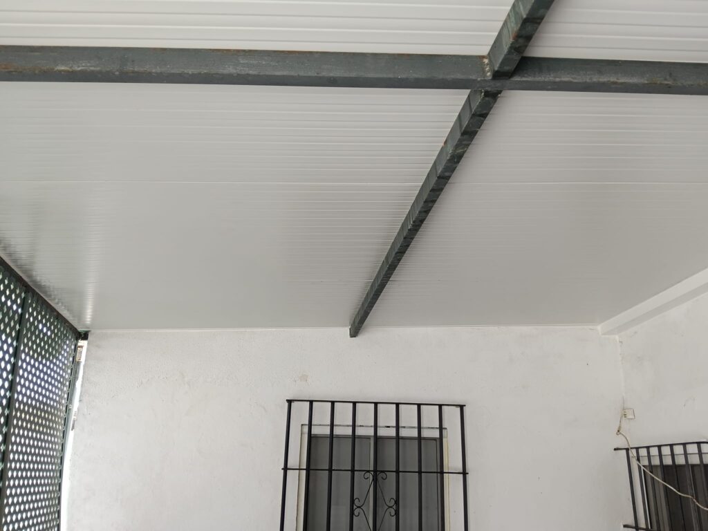 Instalación de cerramiento con anel Sandwich. Techos de aluminio.