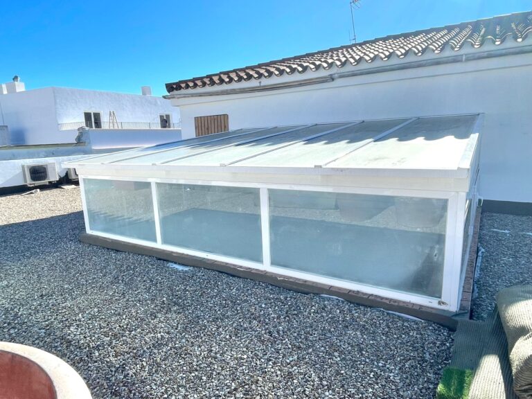 Techo de aluminio en color blanco en Jerez de la Frontera.