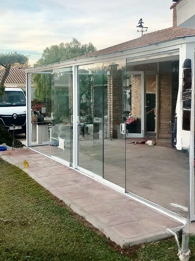 Techos corredizos de aluminio y cortinas de cristal.