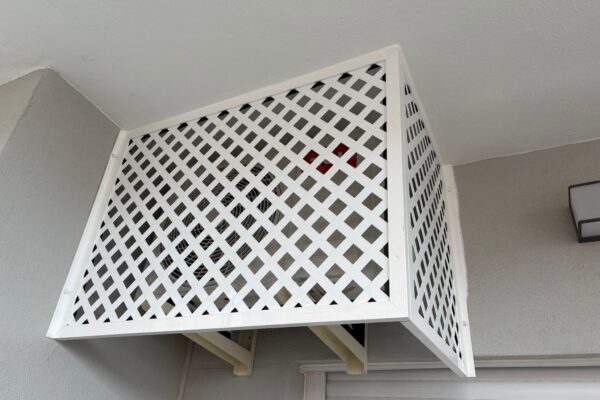 Celosía de aluminio blanco para ocultar aire acondicionado. Aricruz Aluminio.