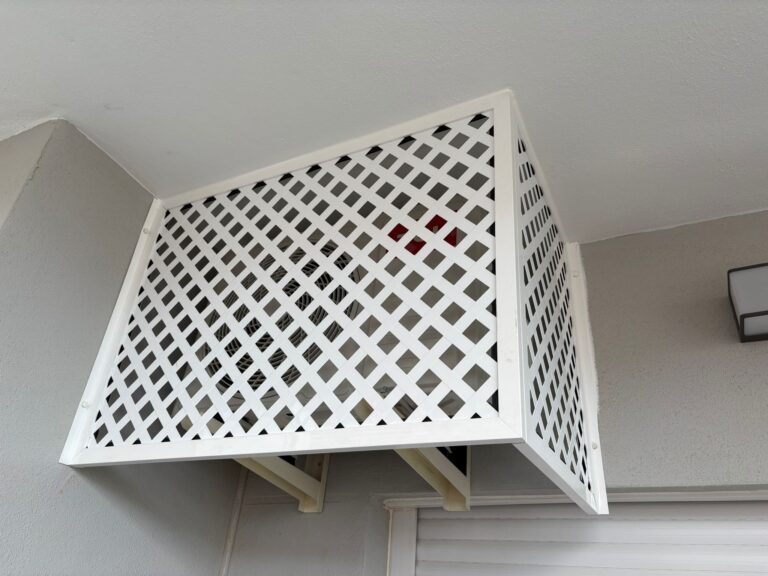 Celosía de aluminio blanco para ocultar aire acondicionado. Aricruz Aluminio.