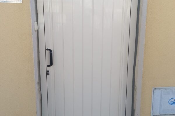 Puertas de aluminio a medida en El Puerto de Santa María.