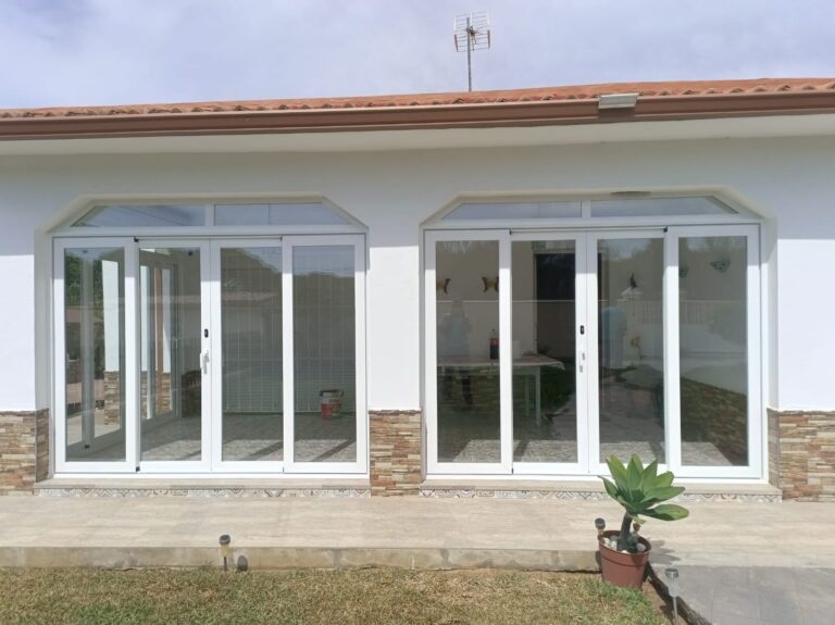 Instalación de cerramientos de terraza en Puerto Real. Aricruz.