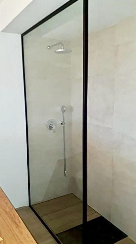 Mampara de ducha en vidrio templado. El Puerto de Santa María.