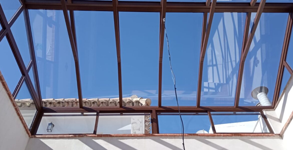 Techos de aluminio y cristal en El Puerto de Santa maría a medida. Aricruz.