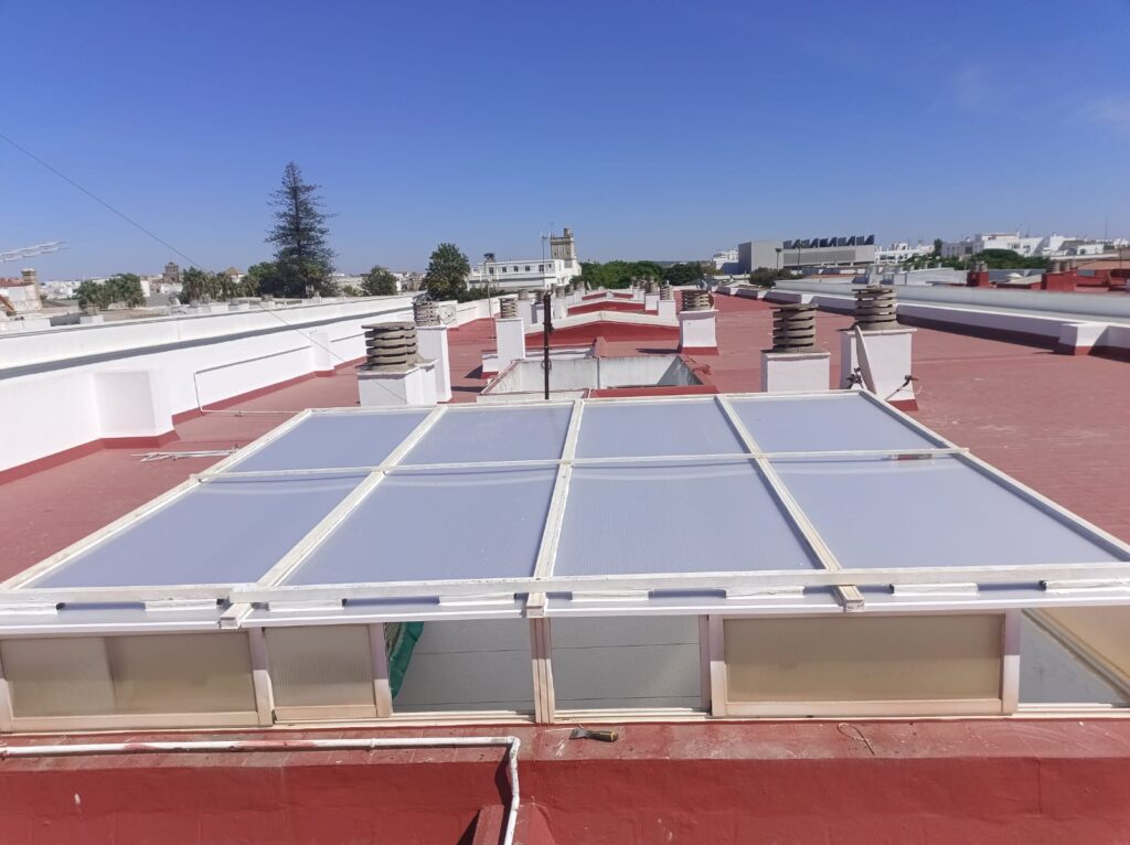 Instalación de techo de aluminio y policarbonato en San Fernando. Aricruz Aluminio.