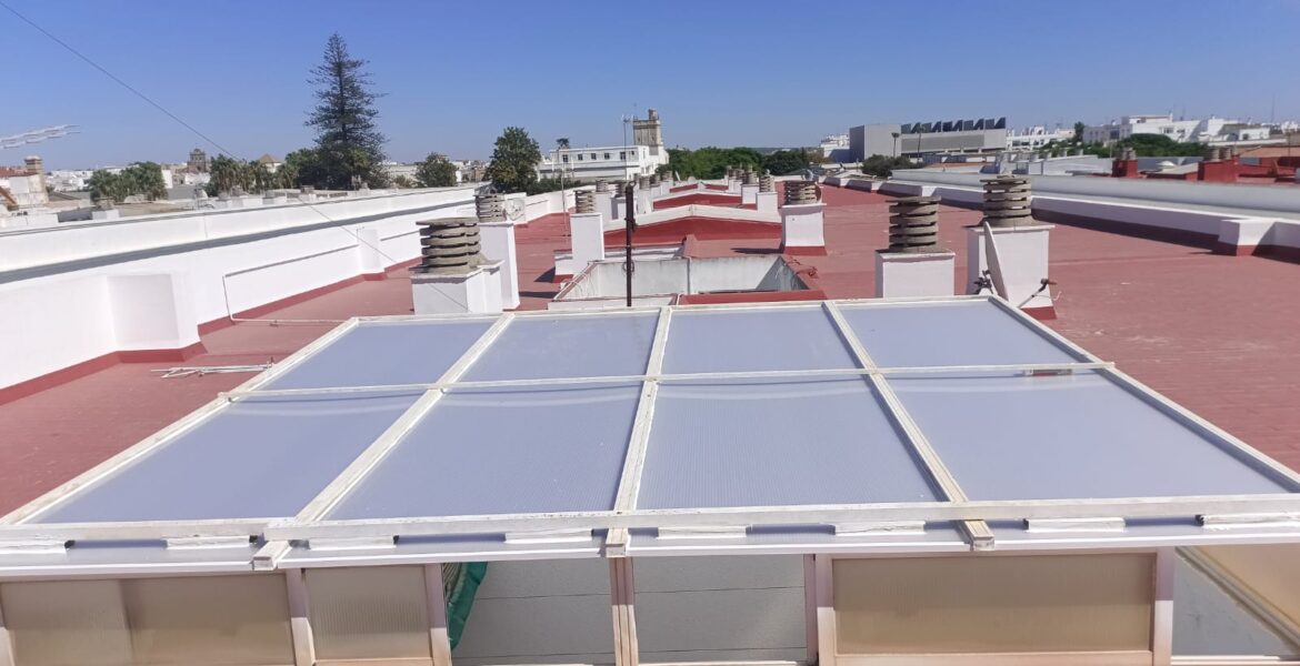 Instalación de techo de aluminio y policarbonato en San Fernando. Aricruz Aluminio.