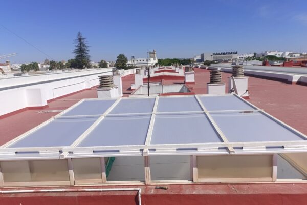 Instalación de techo de aluminio y policarbonato en San Fernando. Aricruz Aluminio.