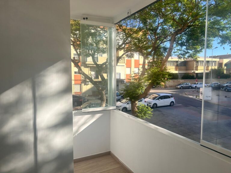 Cerramiento con cortina de cristal en El Puerto de Santa maría. Aricruz Aluminio.