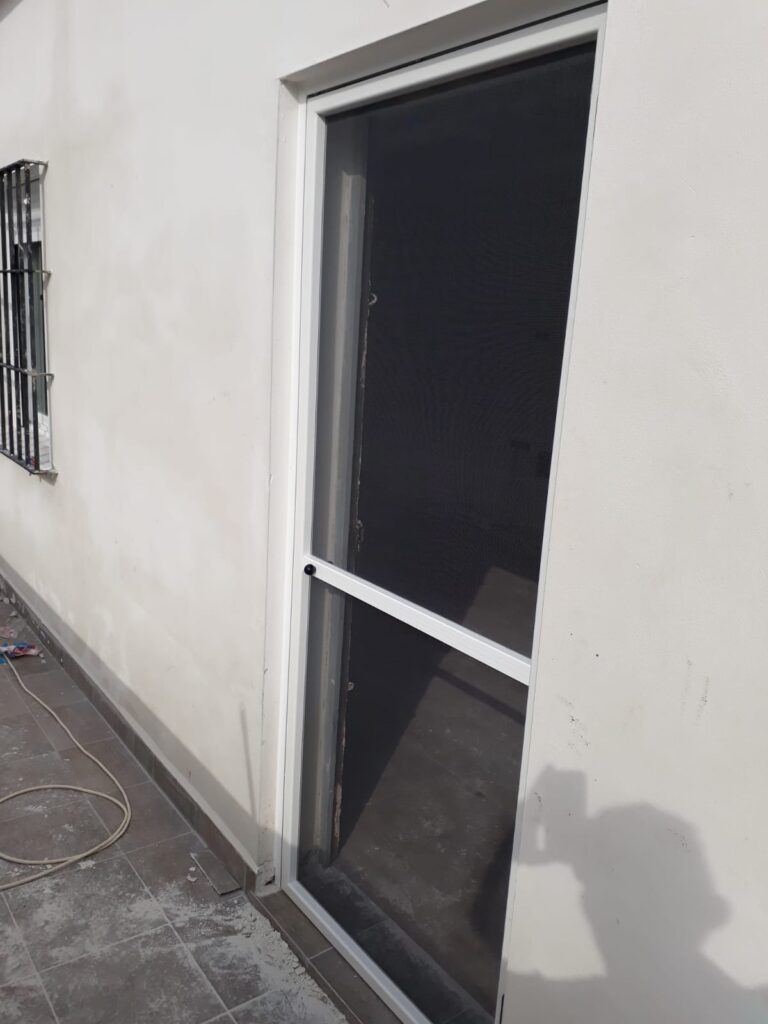 Puerta mosquitera en aluminio de Aricruz Aluminio.