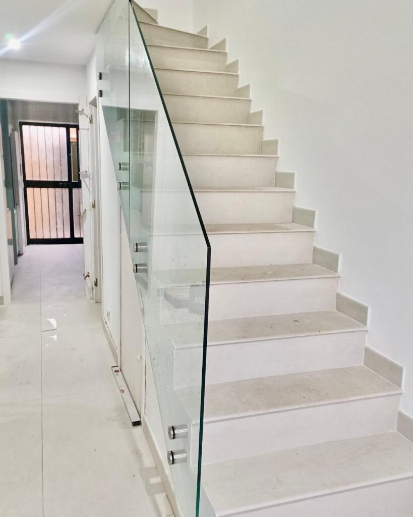 Barandilla de vidrio a medida en Puerto Real (Cádiz)