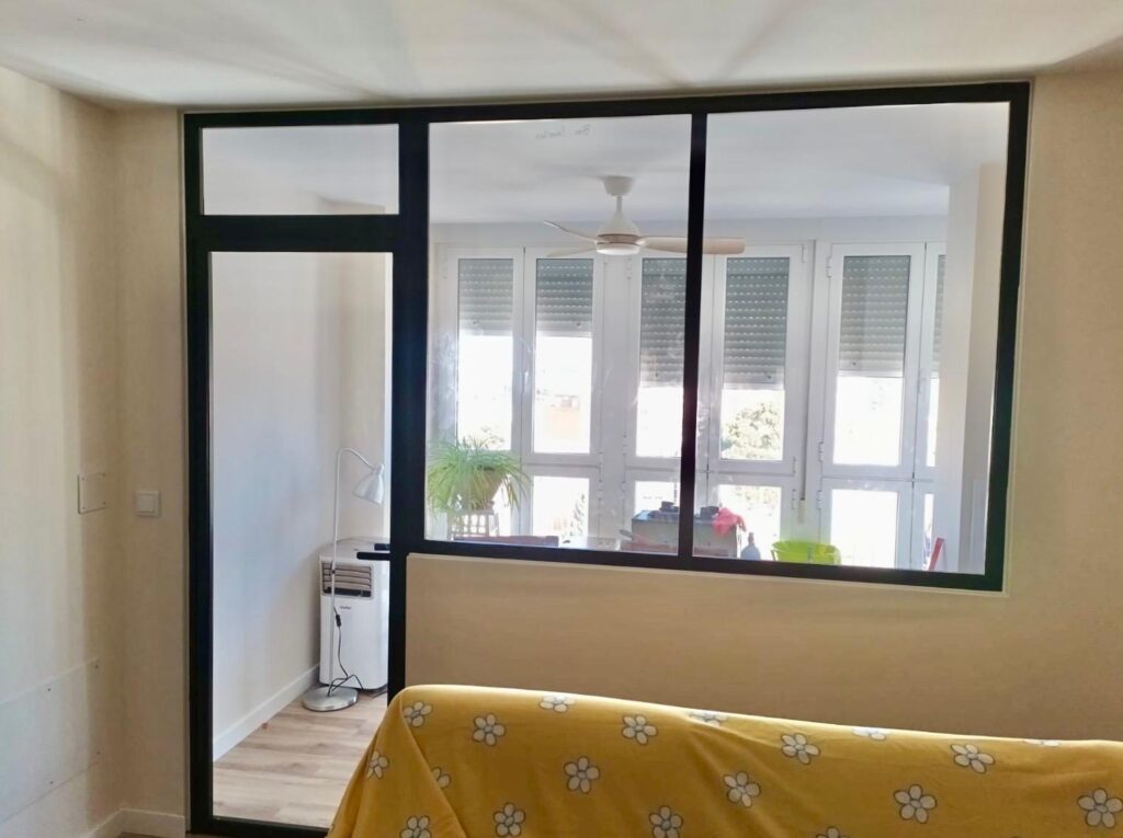 División de espacios en aluminio Aricruz. Trabajos en aluminio en Cádiz.