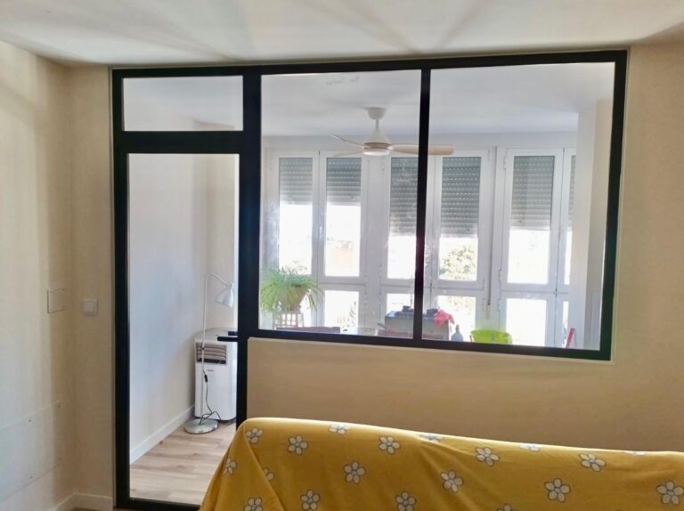 División de espacios en aluminio Aricruz. Trabajos en aluminio en Cádiz.