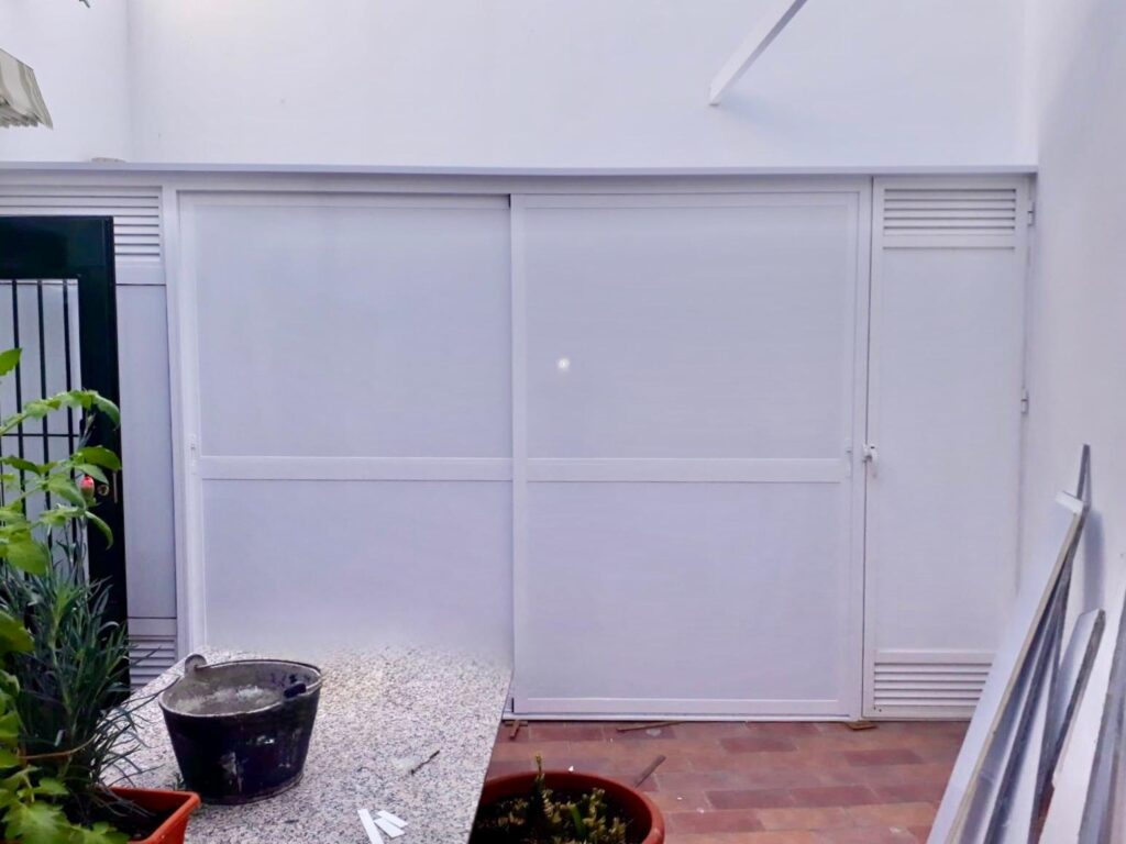 Muebles a medida en aluminio para todo tipo de espacios. Aricruz Aluminio.