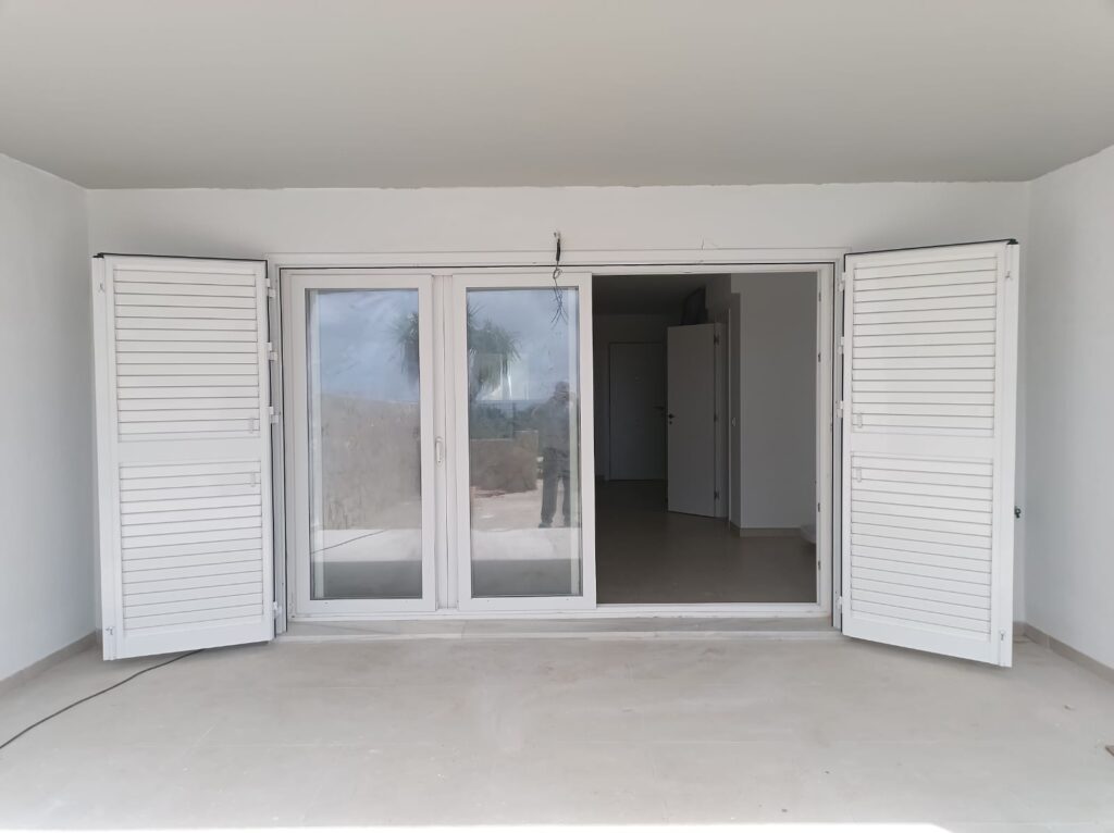 Mallorquinas de aluminio en Zahara de los Atunes. Trabajo de Aricruz Aluminio.