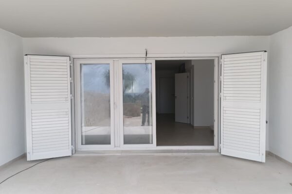 Mallorquinas de aluminio en Zahara de los Atunes. Trabajo de Aricruz Aluminio.
