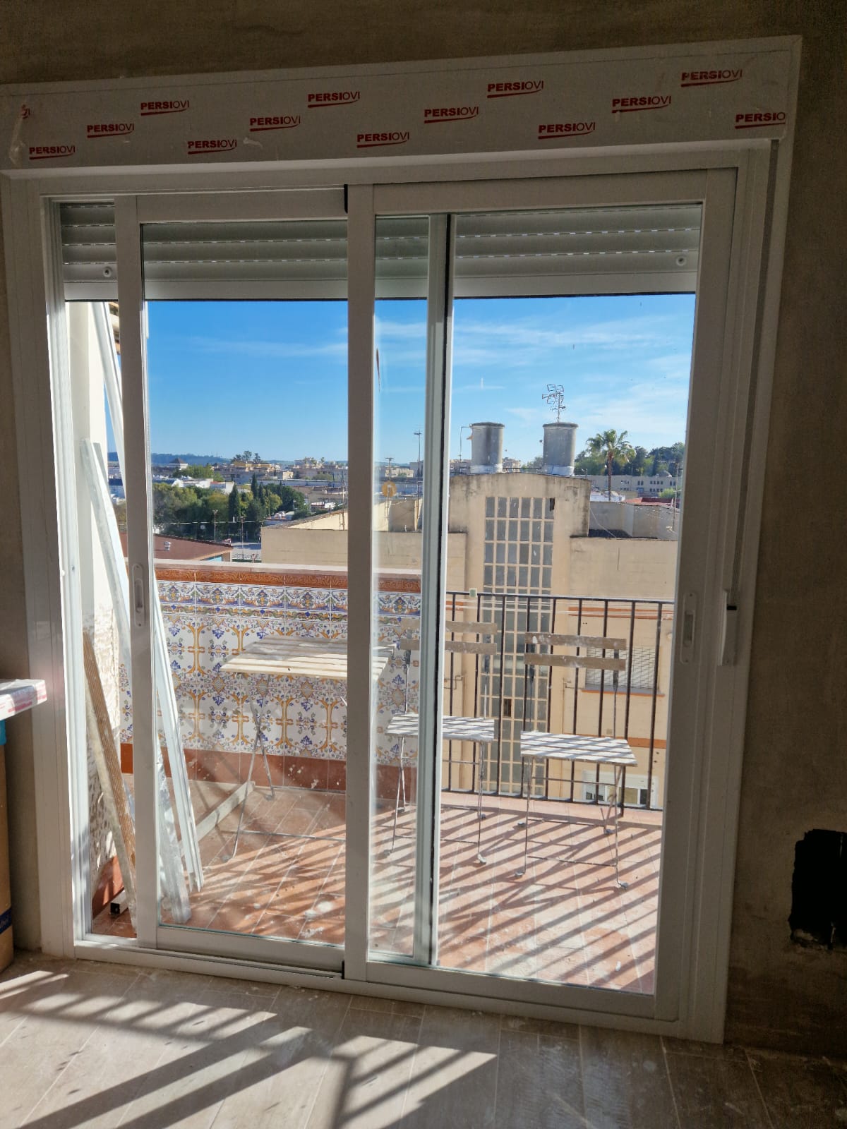 Puerta corredera de aluminio Aricruz