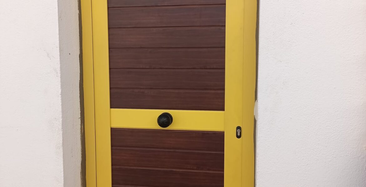 Puerta de aluminio en color amarillo. Aricruz.