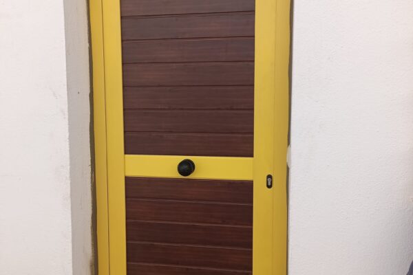 Puerta de aluminio en color amarillo. Aricruz.