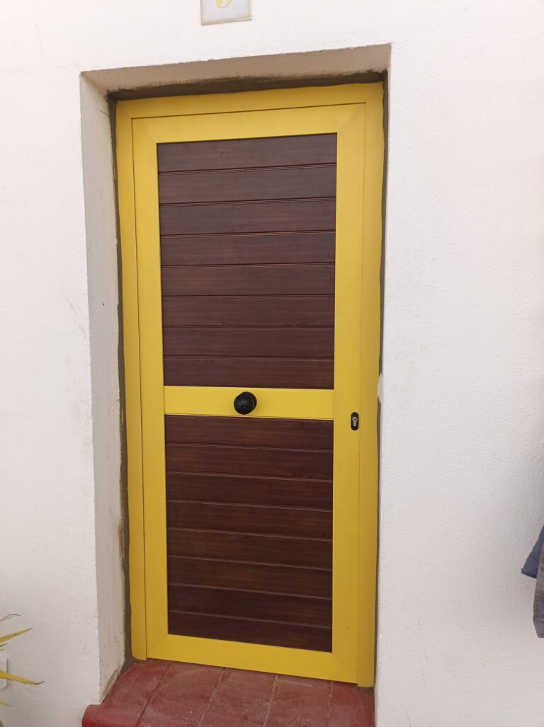Puerta de aluminio en color amarillo. Aricruz.
