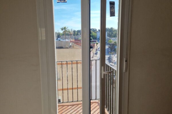 Puerta para balcón en aluminio