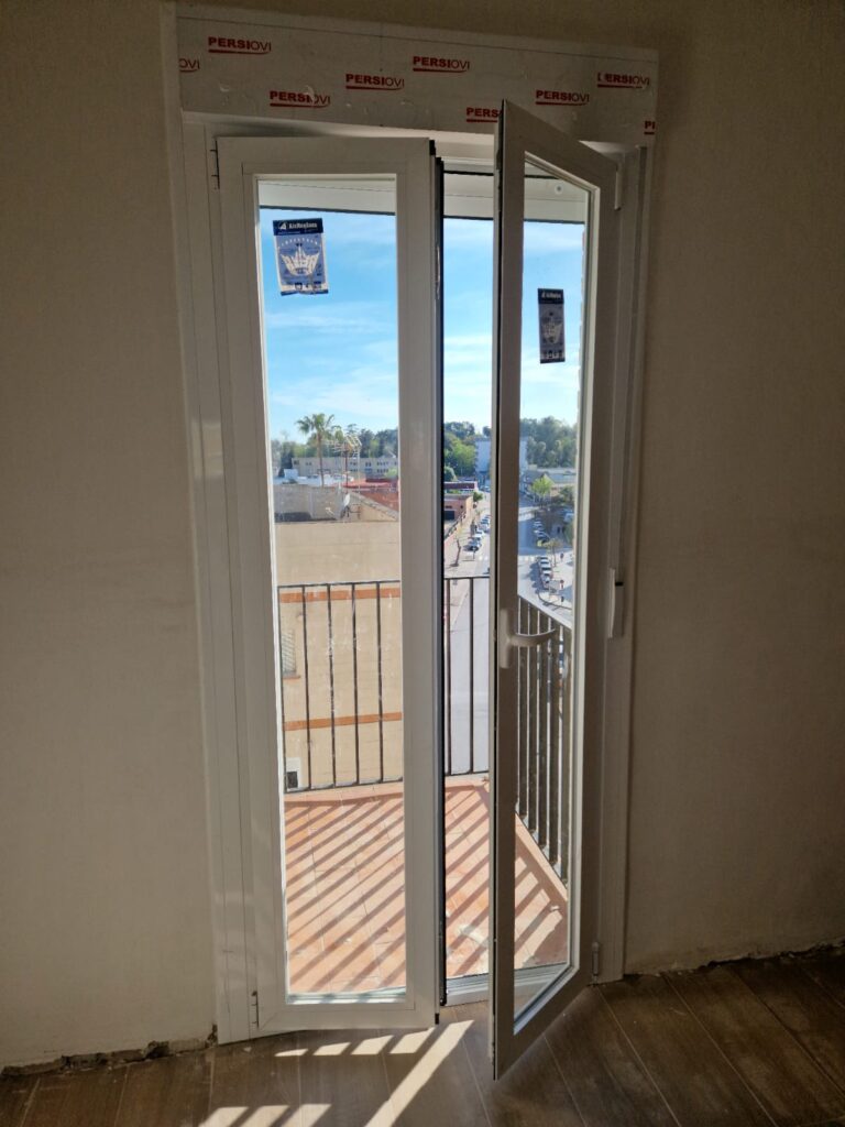 Puerta para balcón en aluminio
