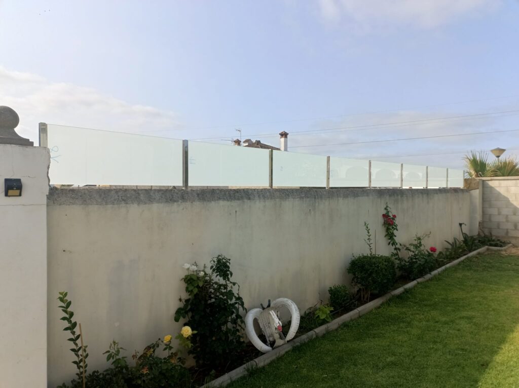 cerramiento de cristal en valla aricruz aluminio