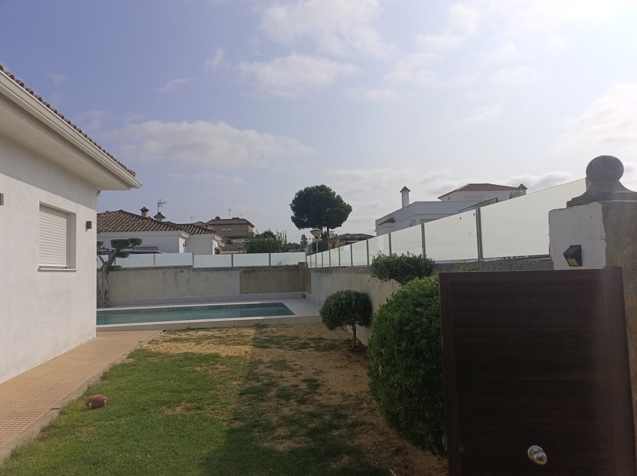 Elevación de valla de jardin en cristal y acero