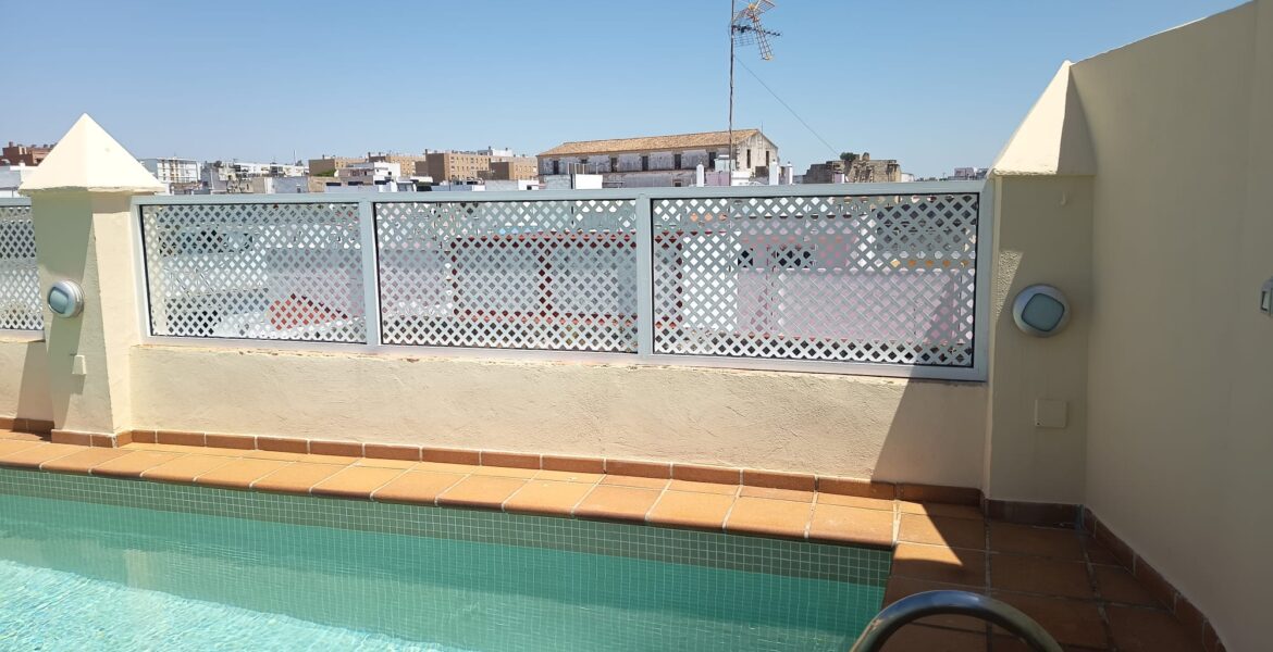 Cerramiento de terraza con celosía de aluminio