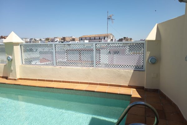 Cerramiento de terraza con celosía de aluminio