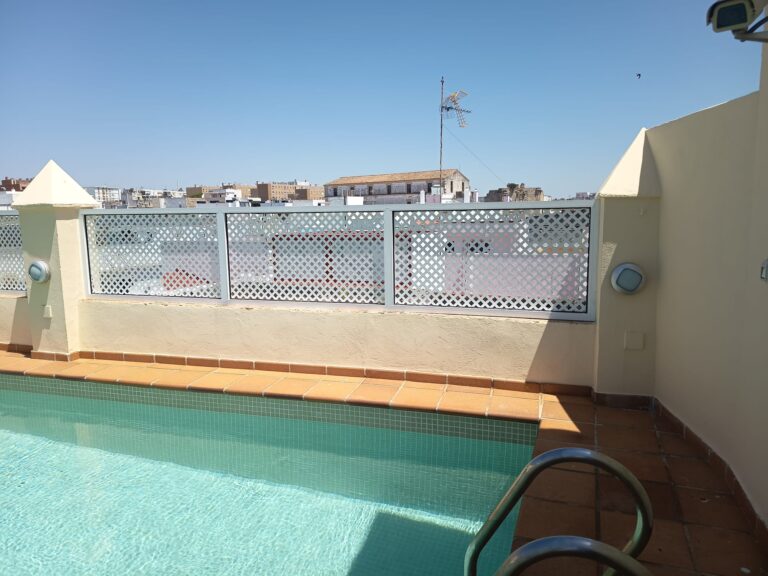 Cerramiento de terraza con celosía de aluminio
