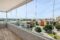 Cortinas de cristal instaladas en una terraza para crear un espacio exterior protegido y luminoso.