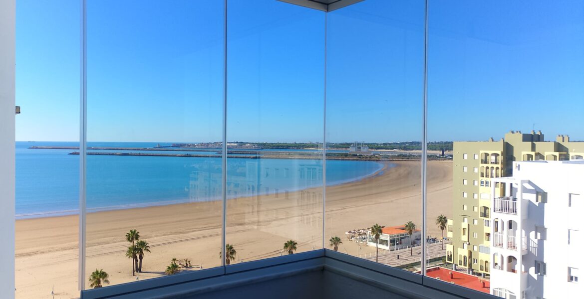 Cortina de cristal en apartamento de Playa. Cortinas de cristal en Cádiz.