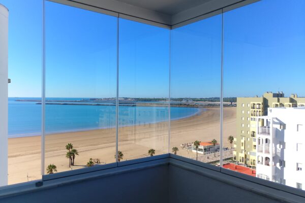 Cortina de cristal en apartamento de Playa. Cortinas de cristal en Cádiz.