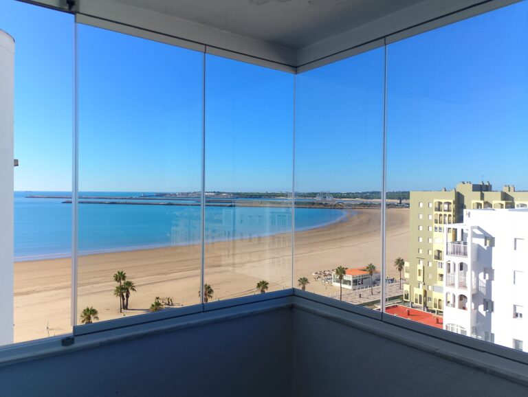 Cortina de cristal en apartamento de Playa. Cortinas de cristal en Cádiz.