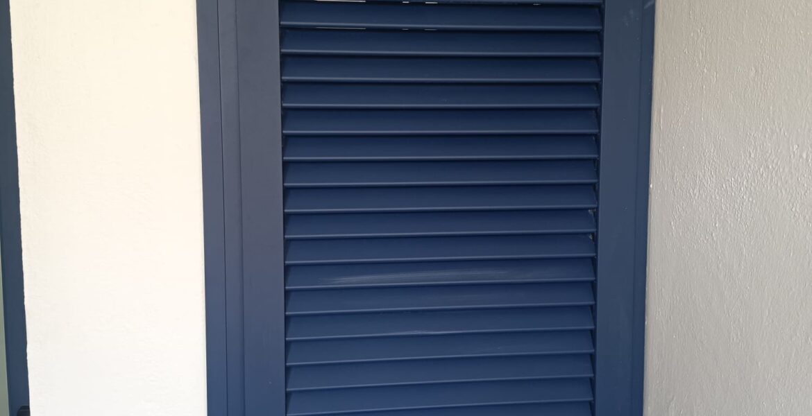 Carpintería de aluminio en azul en El Puerto de Santa María