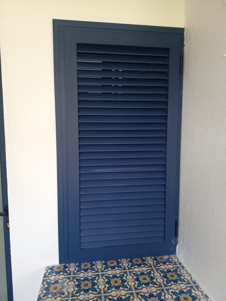 Carpintería de aluminio en azul en El Puerto de Santa María